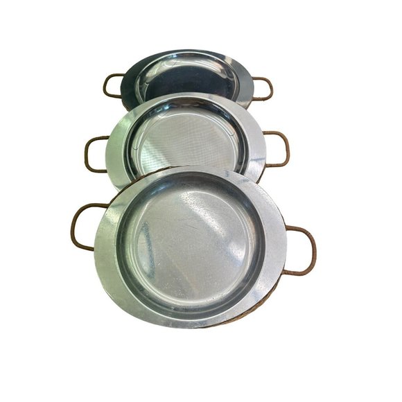 Vintage Set Of 3 Cavalier Nasco Aluminum Plates With 3 Rattan Wicker Holders - Picture 2 of 12